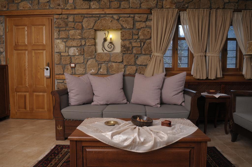 Roes Suites Káto Loutrákion Extérieur photo