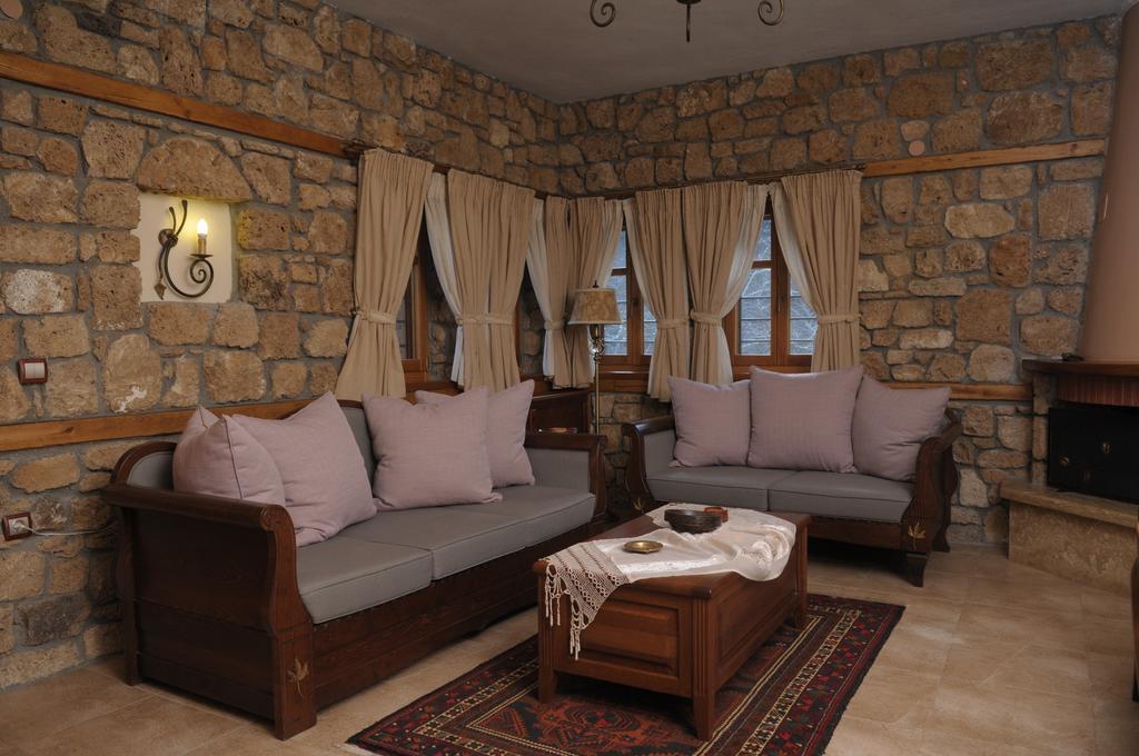 Roes Suites Káto Loutrákion Extérieur photo