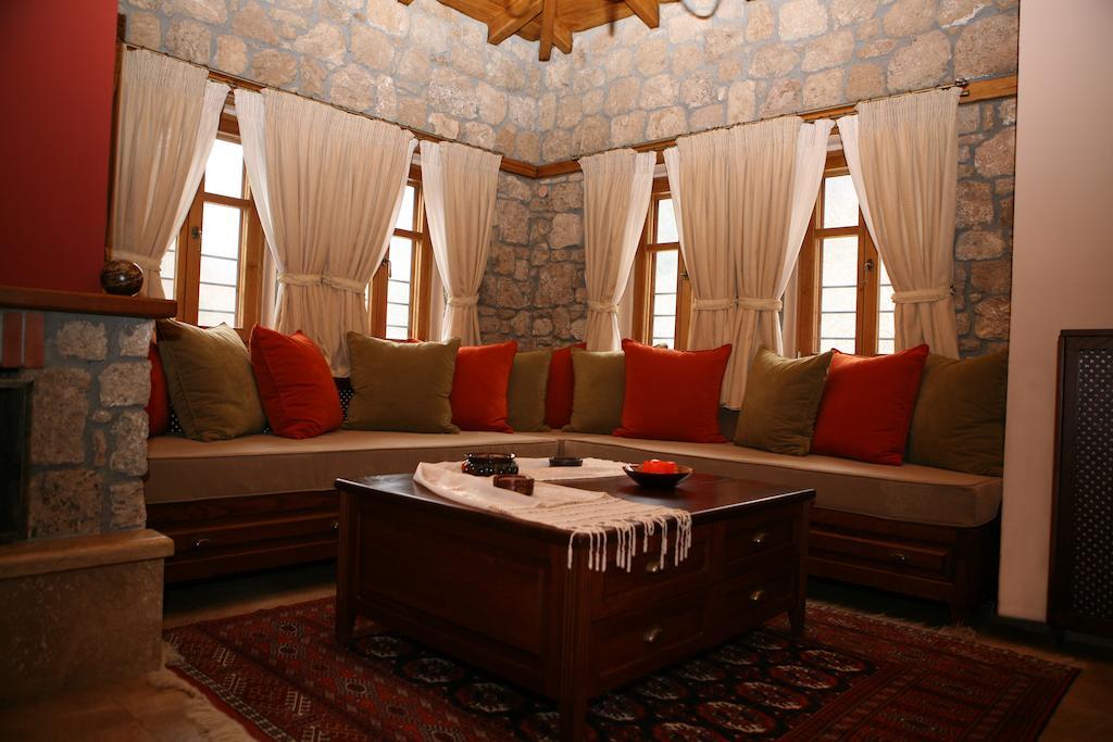 Roes Suites Káto Loutrákion Extérieur photo