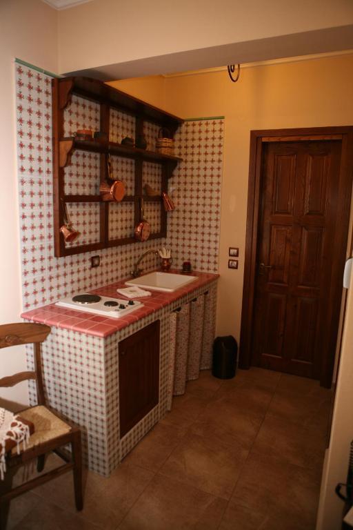 Roes Suites Káto Loutrákion Chambre photo